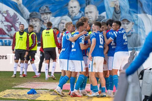 Rostock, Germany 18 October 2025 3 Liga 2025 2026 FC Hansa Rostock vs SV Wehen Wiesbaden In picture 3 v re Jan Mejdr Hansa Rostock cheers with his teammates after his goal for 2 0, DFB regulations prohibit any use of photographs as image sequences and or quasi video Copyright: xFotostandx xVoelkerx