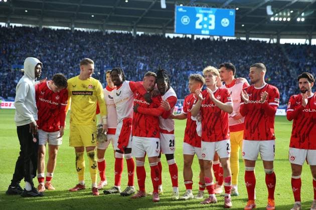 18 10 2025, xrekx, Fußball 2 Bundesliga, Karlsruher SC 1 FC Kaiserslautern v l FC Kaiserslautern Mannschaft, Spieler, jubeln nach Spielende, Team, Player, celebrate at the end of the match Marlon Ritter 1 FC Kaiserslautern DFL DFB REGULATIONS PROHIBIT ANY USE OF PHOTOGRAPHS as IMAGE SEQUENCES and or QUASI VIDEO Karlsruhe