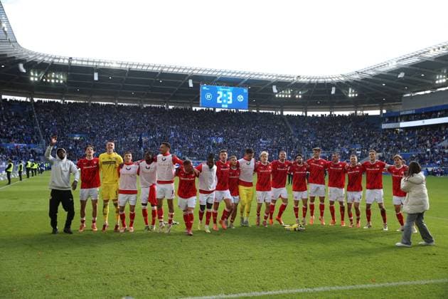 18 10 2025, xrekx, Fußball 2 Bundesliga, Karlsruher SC 1 FC Kaiserslautern v l FC Kaiserslautern Mannschaft, Spieler, jubeln nach Spielende, Team, Player, celebrate at the end of the match Marlon Ritter 1 FC Kaiserslautern DFL DFB REGULATIONS PROHIBIT ANY USE OF PHOTOGRAPHS as IMAGE SEQUENCES and or QUASI VIDEO Karlsruhe
