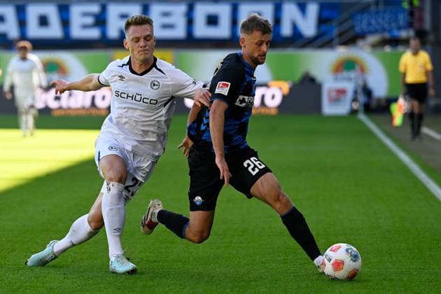 Paderborn, Home Deluxe Arena, 18 10 25, GER, Men, 2 Bundesliga, Season 2025 2026, SC Paderborn 07 DSC Arminia Bielefeld Picture from left in duel Leon SCHNEIDER Bielefeld and Sebastian KLAAS Paderborn DFL regulations prohibit any use of photographs as image sequences and or quasi video NRW Germany