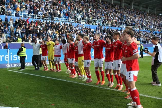 18 10 2025, xrekx, Fußball 2 Bundesliga, Karlsruher SC 1 FC Kaiserslautern v l FC Kaiserslautern Mannschaft, Spieler, jubeln nach Spielende, Team, Player, celebrate at the end of the match Marlon Ritter 1 FC Kaiserslautern DFL DFB REGULATIONS PROHIBIT ANY USE OF PHOTOGRAPHS as IMAGE SEQUENCES and or QUASI VIDEO Karlsruhe