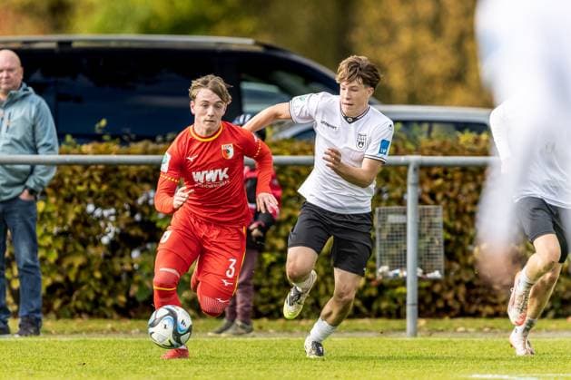 Football, Season 2025 2026, U19 Juniors DFB Nachwuchsliga, Sportplatz Albeck, 9 Matchday, SSV Ulm 1846 Football U19 FC Augsburg U19 5 4, 18 10 2025 18 10 2025, Football, Season 2025 2026, U19 Juniors DFB Nachwuchsliga, Sportplatz Albeck, 9 Matchday, SSV Ulm 1846 Football U19 FC Augsburg U19 5 4, f l 3 Elias Gröger FC Augsburg U19 , 2 Bodie Raidt SSV Ulm 1846 Football U19 Photo Lucca Fundel Albeck Sportplatz Albeck Baden Württemberg Germany