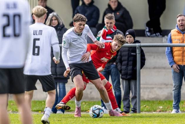 Football, Season 2025 2026, U19 Juniors DFB Nachwuchsliga, Sportplatz Albeck, 9 Matchday, SSV Ulm 1846 Football U19 FC Augsburg U19 5 4, 18 10 2025 18 10 2025, Football, Season 2025 2026, U19 Juniors DFB Nachwuchsliga, Sportplatz Albeck, 9 Matchday, SSV Ulm 1846 Football U19 FC Augsburg U19 5 4, f l 8 Mateo Mrden SSV Ulm 1846 Football U19 , 13 Felix Guha FC Augsburg U19 Photo Lucca Fundel Albeck Sportplatz Albeck Baden Württemberg Germany