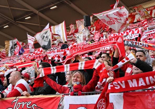 18 10 2025, xsltx, Soccer 1 Bundesliga, FSV Mainz 05 Bayer 04 Leverkusen v l Fanblock Mainz 05 DFL DFB REGULATIONS PROHIBIT ANY USE OF PHOTOGRAPHS as IMAGE SEQUENCES and or QUASI VIDEO