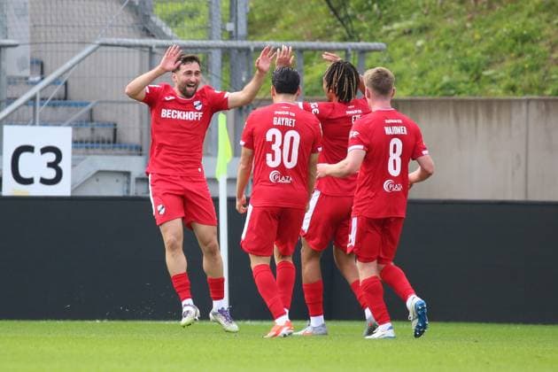 18 10 2025, xpfrx, Fussball 3 Liga, 1 FC Saarbruecken SC Verl v l Torjubel nach dem Tor zum celebrating the goal celebrate 1 3 durch Berkan Taz SC Verl DFL DFB REGULATIONS PROHIBIT ANY USE OF PHOTOGRAPHS as IMAGE SEQUENCES and or QUASI VIDEO Saarbruecken