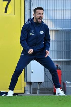 Paderborn, Home Deluxe Arena, 18 10 25, GER, Herren, 2 Bundesliga, Saison 2025 2026, SC Paderborn 07 DSC Arminia Bielefeld Bild Schlussjubel, Emotion, Freude bei Trainer Ralf KETTEMANN Paderborn DFL regulations prohibit any use of photographs as image sequences and or quasi video NRW Germany