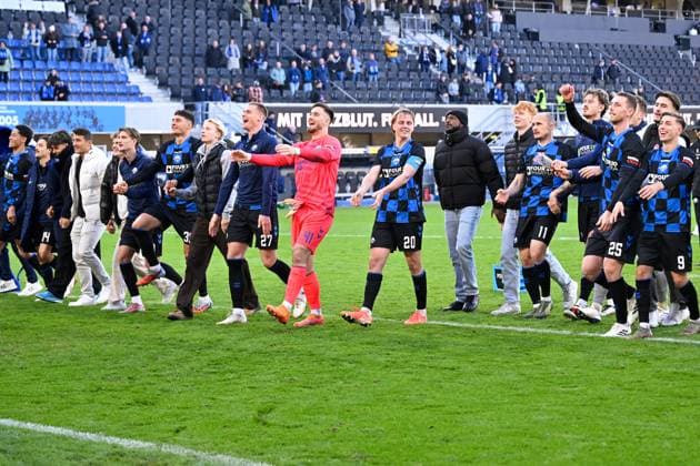Paderborn, Home Deluxe Arena, 18 10 25, GER, Herren, 2 Bundesliga, Saison 2025 2026, SC Paderborn 07 DSC Arminia Bielefeld Bild Schlussjubel, Emotion, Freude bei den Spielern aus Paderborn DFL regulations prohibit any use of photographs as image sequences and or quasi video NRW Germany