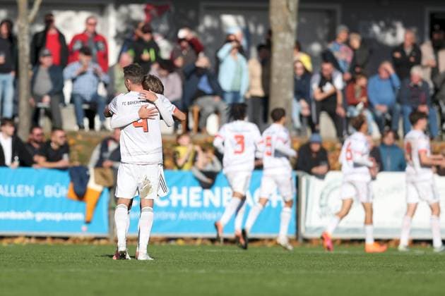 18 10 2025, xjcx, Herren, Fußball, Saison 2025 2026, Regionalliga Bayern, 14 Spieltag TSV Aubstadt FC Bayern Muenchen II Magnus Dalpiaz 2, FC Bayern München II und David Heindl 4, FC Bayern München II , Torjubel Sulzfeld Schulstadion Aubstadt Bayern Deutschland