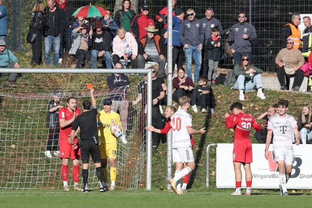 18 10 2025, xjcx, Herren, Fußball, Saison 2025 2026, Regionalliga Bayern, 14 Spieltag TSV Aubstadt FC Bayern Muenchen II Christopher Schwarzmann TSV Scheßlitz sends Marco Nickel 29, TSV Aubstadt with red from the field Sulzfeld Schulstadion Aubstadt Bayern Germany