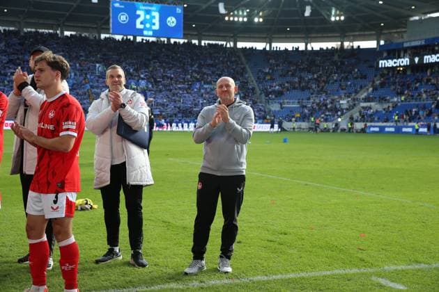 18 10 2025, xrekx, Fußball 2 Bundesliga, Karlsruher SC 1 FC Kaiserslautern v l Carsten Rump Co Trainer 1 FC Kaiserslautern Torsten Lieberknecht Trainer 1 FC Kaiserslautern Mannschaft, Spieler, jubeln nach Spielende, Team, Player, celebrate at the end of the match DFL DFB REGULATIONS PROHIBIT ANY USE OF PHOTOGRAPHS as IMAGE SEQUENCES and or QUASI VIDEO Karlsruhe