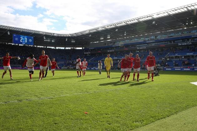 18 10 2025, xrekx, Fussball 2 Bundesliga, Karlsruher SC 1 FC Kaiserslautern v l FC Kaiserslautern Mannschaft, Spieler, jubeln nach Spielende, Team, Player, celebrate at the end of the match DFL DFB REGULATIONS PROHIBIT ANY USE OF PHOTOGRAPHS as IMAGE SEQUENCES and or QUASI VIDEO Karlsruhe