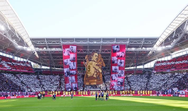 RB Leipzig Hamburg Bundesliga Leipzig, 18 10 2025, Red Bull Arena, Fußball, 1 Bundesliga, 7 Spieltag , RB Leipzig vs Hamburger SV, Im Bild Verabschied des langjährigen RBL Spielers Yussuf Poulsen , Nur zur redaktionellen Nutzung Only editorial use , DFL DFB regulations prohibit any use of photographs as image sequences and or quasi video ,