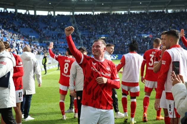 18 10 2025, xrekx, Fußball 2 Bundesliga, Karlsruher SC 1 FC Kaiserslautern v l Marlon Ritter 1 FC Kaiserslautern Mannschaft, Spieler, jubeln nach Spielende, Team, Player, celebrate at the end of the match DFL DFB REGULATIONS PROHIBIT ANY USE OF PHOTOGRAPHS as IMAGE SEQUENCES and or QUASI VIDEO Karlsruhe