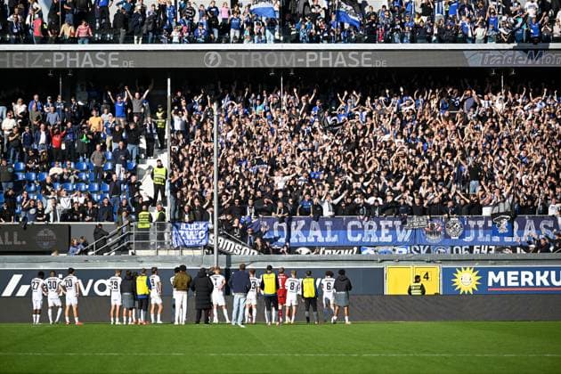 Paderborn, Home Deluxe Arena, 18 10 25, GER, Herren, 2 Bundesliga, Saison 2025 2026, SC Paderborn 07 DSC Arminia Bielefeld Bild Spieler aus Bielefeld unzufrieden, enttaeuscht, niedergeschlagen, frustriert, traurig vor Fankurve, Fans, Fanblock DFL regulations prohibit any use of photographs as image sequences and or quasi video NRW Deutschland