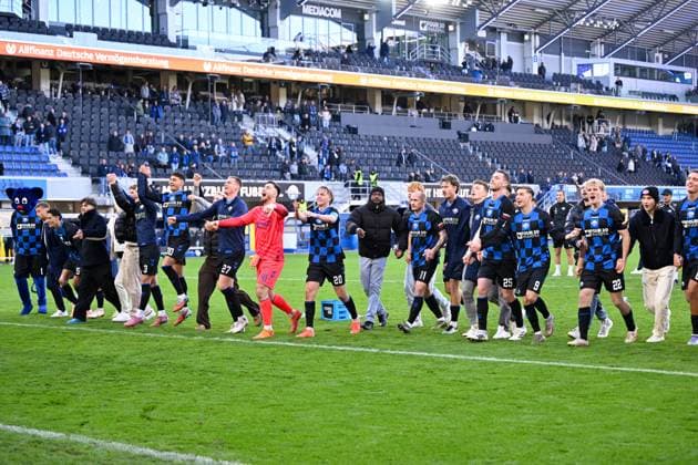 Paderborn, Home Deluxe Arena, 18 10 25, GER, Herren, 2 Bundesliga, Saison 2025 2026, SC Paderborn 07 DSC Arminia Bielefeld Bild Schlussjubel, Emotion, Freude bei den Spielern aus Paderborn DFL regulations prohibit any use of photographs as image sequences and or quasi video NRW Germany