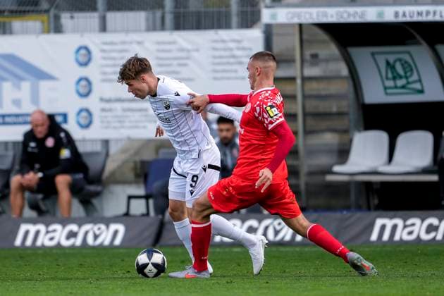v li Maximilian Wagner SVS, 9 , Philipp Schulz Mainz II, 4 , duel, duel, tackle, tackling, dynamics, action, action, 18 10 2025, Sandhausen Germany , Football, Regionalliga Südwest, SV Sandhausen 1 FSV Mainz 05 II xozx