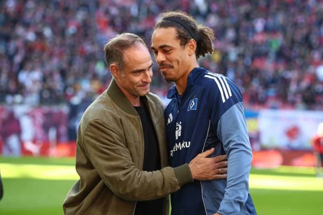 18 10 2025, xtgx, Fussball 1 Bundesliga, RB Leipzig Hamburger SV emspor, v l Oliver Mintzlaff RB verabschiedet Yussuf Poulsen HSV, 15 DFL DFB REGULATIONS PROHIBIT ANY USE OF PHOTOGRAPHS as IMAGE SEQUENCES and or QUASI VIDEO Leipzig