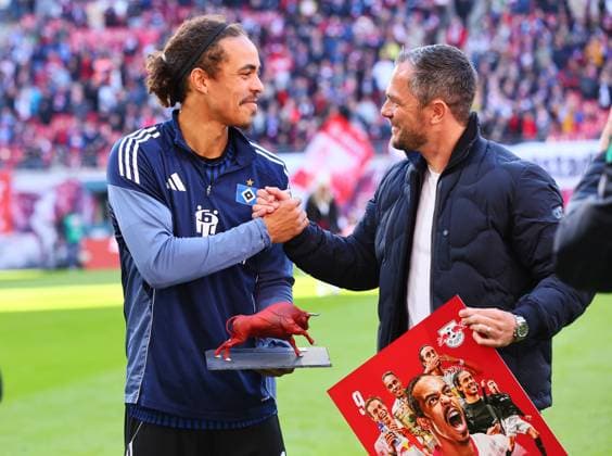 RB Leipzig Hamburg Bundesliga Leipzig, 18 10 2025, Red Bull Arena, Football, Bundesliga, Matchday 7 , RB Leipzig vs Hamburger SV , Yussuf Poulsen was bid farewell by RB Leipzig The former RB player has been playing for Hamburg since this season In the picture Yussuf Poulsen and Marcel Schäfer Schaefer RB Leipzig, Managing Director Sport , Picture Point