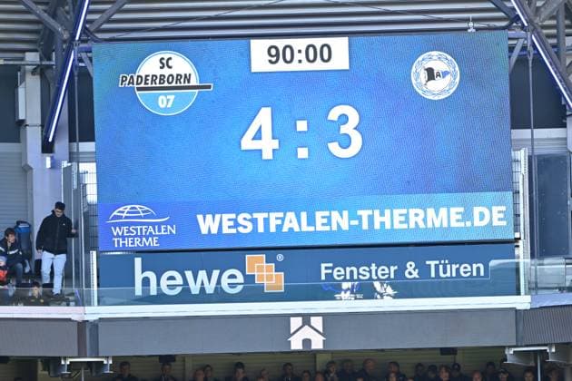 Paderborn, Home Deluxe Arena, 18 10 25, GER, Herren, 2 Bundesliga, Saison 2025 2026, SC Paderborn 07 DSC Arminia Bielefeld Bild Anzeigetafel mit Endstand 4 3 DFL regulations prohibit any use of photographs as image sequences and or quasi video NRW Deutschland