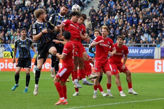 18 10 2025, Football, Men, 3 League, Season 2025 2026, 1 FC Saarbrücken SC Verl, Kai Bruenker 1 FC Saarbruecken , Joel Bichsel 1 FC Saarbruecken , Joshua Eze SC Verl , Timur Gayret SC Verl , Jonas Arweiler SC Verl Saarbrücken Ludwigsparkstadion Saarland Germany EN Copyright: xSebastianxBachx