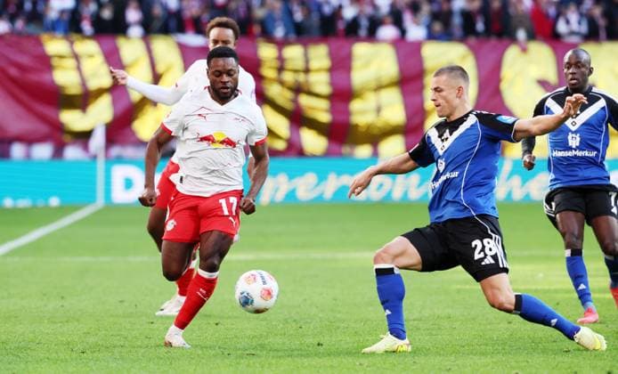 RB Leipzig Hamburg Bundesliga Leipzig, 18 10 2025, Red Bull Arena, Fußball, 1 Bundesliga, 7 Spieltag , RB Leipzig vs Hamburger SV, Im Bild von links Ridle Baku 17, RB Leipzig , Miro Muheim 28, HSV , Nur zur redaktionellen Nutzung Only editorial use , DFL DFB regulations prohibit any use of photographs as image sequences and or quasi video ,