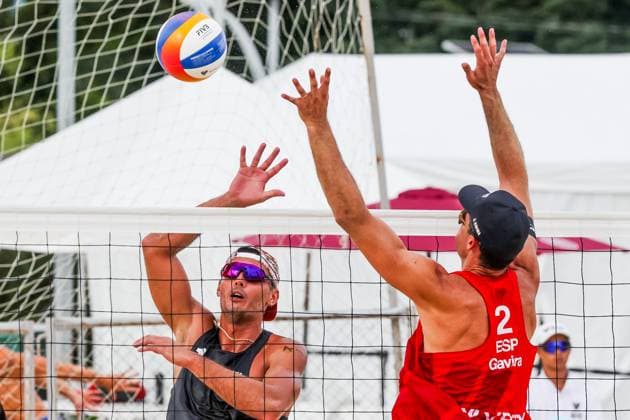 (251018) -- LAGUNA PROVINCE, Oct. 18, 2025 -- Enrico Rossi (L) of Italy competes against Adrian Gavira Collado of Spain during the men s quarterfinal match between Alejandro Huerta Pastor Adrian Gavira Collado of Spain and Enrico Rossi Marco Viscovich of Italy in the Volleyball World Beach Pro Tour in Laguna Province, the Philippines, on October 18, 2025. ) (SP)THE PHILIPPINES-LAGUNA PROVINCE-VOLLEYBALL WORLD BEACH PRO TOUR ROUELLExUMALI 