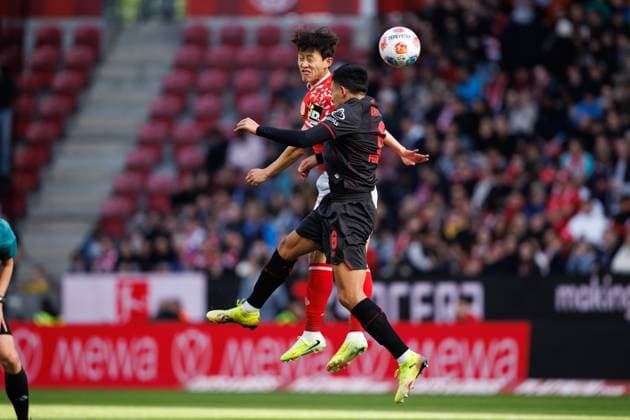 Jae Sung Lee FSV Mainz 05 in header duel with Ezequiel Fernandez Bayer 04 Leverkusen , FSV Mainz 05 vs Bayer 04 Leverkusen, Football, 1 Bundesliga, Matchday 7, Season 2025 2026, 18 10 2025 DFB regulations prohibit any use of photographs as image sequences and or quasi video FSV Mainz 05 vs Bayer 04 Leverkusen, Football, 1 Bundesliga, Matchday 7, Season 2025 2026, 18 10 2025 Copyright: xEibner-Pressefoto AlexanderxNeisx EP_ANS