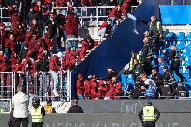 unsightly scenes after the match, FCK fans want to forcefully enter the Karlsruhe fan area, Karlsruher SC vs 1 FC Kaiserslautern, 2 Bundesliga, Matchday 9, 2025 2026, 18 10 2025, DFL REGULATES PROHIBIT ANY USE OF PHOTOGRAPHS AS IMAGE SEQUENCES AND OR QUASI VIDEO, Karlsruher SC vs 1 FC Kaiserslautern, 2 Bundesliga, Matchday 9, 2025 2026, 18 10 2025 Karlsruhe Copyright: xEibner-Pressefoto JanxPrihodax EP_JPA