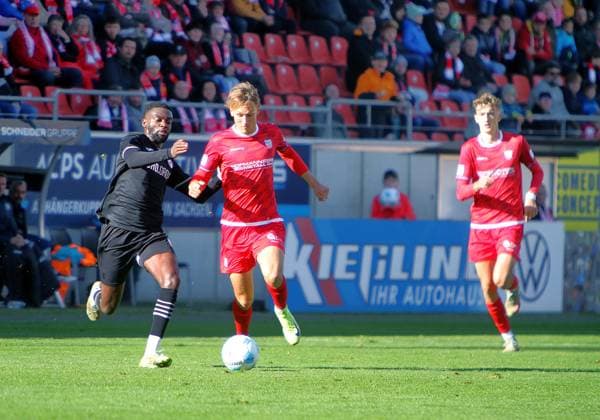 Mc Moordy Hüther Greifswald , left in duel with Jonas Dittrich Zwickau Football Regionalliga Nordost 2025 26 FSV Zwickau Greifswalder FC on 18 10 2025 FSV Zwickau Greifswalder FC