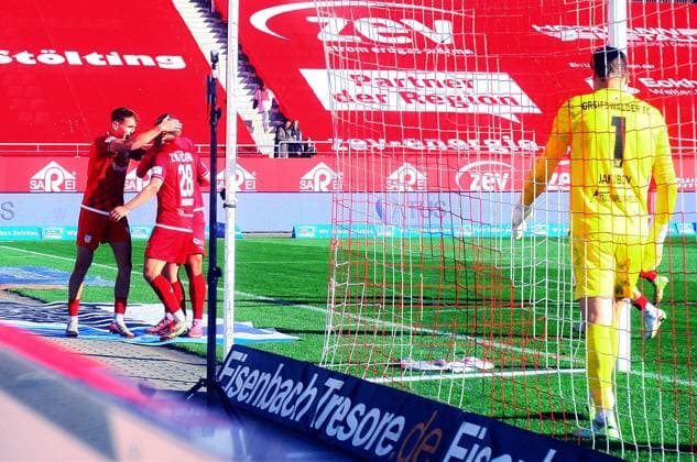 Cheering after the 1 0 around goal scorer Daniel Haubner Zwickau, 2 f l , right goalkeeper Jakub Jakubov Greifswald Football Regionalliga Nordost 2025 26 FSV Zwickau Greifswalder FC on 18 10 2025 FSV Zwickau Greifswalder FC