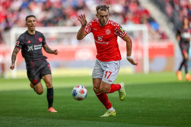 IDEU, Mainz, FSV Mainz 05 vs Bayer Leverkusen, Bundesliga, DFB, MEWA Arena, Matchday 7, pictured from left to right Alejandro Grimaldo Bayer Leverkusen 20 , Benedict Hollerbach Mainz 05 17 DFB DFL REGULATIONS PROHIBIT ANY USE OF PHOTOGRAPHS AS IMAGE SEQUENCES AND OR QUASI VIDEO, 18 10 2025 Copyright: HMBxMedia HendrikxHamelau