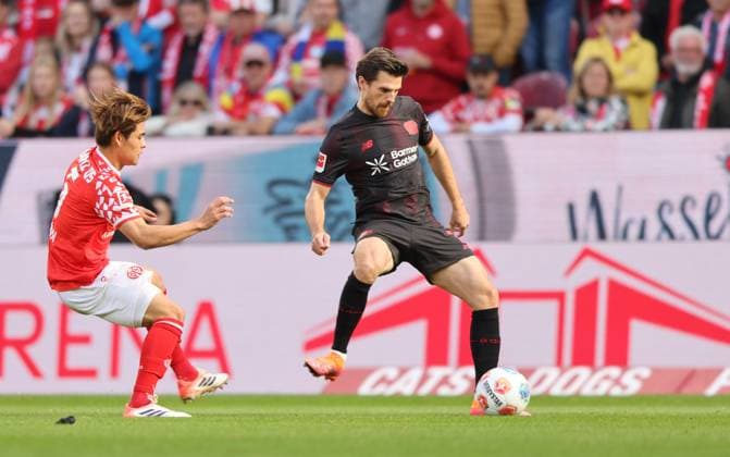 DEU, Mainz, FSV Mainz 05 vs Bayer Leverkusen, Bundesliga, DFB, MEWA Arena, Matchday 7, pictured from left to right KaishÅ Sano Mainz 05 6 , Jonas Hofmann Bayer Leverkusen 7 DFB DFL REGULATIONS PROHIBIT ANY USE OF PHOTOGRAPHS AS IMAGE SEQUENCES AND OR QUASI VIDEO, 18 10 2025 Copyright: HMBxMedia HendrikxHamelau
