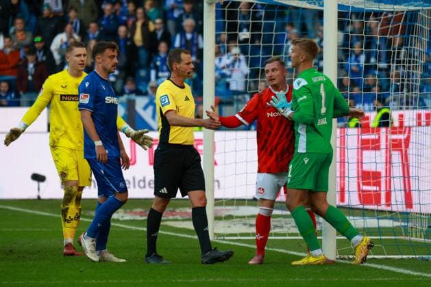 18 10 2025, xhettx, Soccer 2 Bundesliga, Karlsruher SC 1 FC Kaiserslautern v l Marlon Ritter 1 FC Kaiserslautern, 7 and Hans Christian Bernat Karlsruher SC, 1 am rangeln DFL DFB REGULATIONS PROHIBIT ANY USE OF PHOTOGRAPHS as IMAGE SEQUENCES and or QUASI VIDEO Karlsruhe