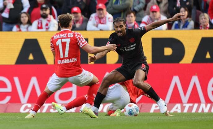 DEU, Mainz, FSV Mainz 05 vs Bayer Leverkusen, Bundesliga, DFB, MEWA Arena, Matchday 7, pictured from left to right Benedict Hollerbach Mainz 05 17 , Loïc Badï Bayer Leverkusen 5 DFB DFL REGULATIONS PROHIBIT ANY USE OF PHOTOGRAPHS AS IMAGE SEQUENCES AND OR QUASI VIDEO, 18 10 2025 Copyright: HMBxMedia HendrikxHamelau