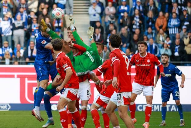 18 10 2025, xhettx, Soccer 2 Bundesliga, Karlsruher SC 1 FC Kaiserslautern v l Fallrückzieher von Hans Christian Bernat Karlsruher SC, 1 DFL DFB REGULATIONS PROHIBIT ANY USE OF PHOTOGRAPHS as IMAGE SEQUENCES and or QUASI VIDEO Karlsruhe