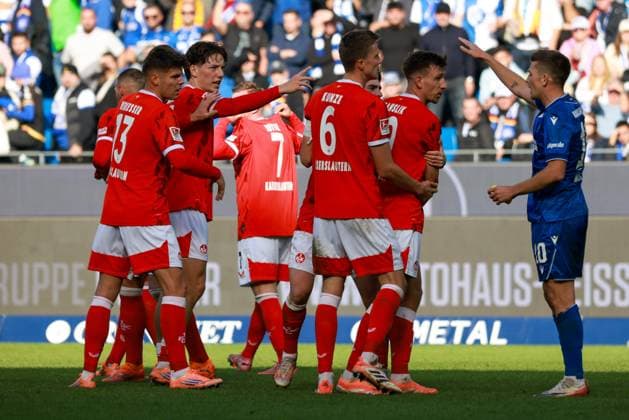18 10 2025, xhettx, Fussball 2 Bundesliga, Karlsruher SC 1 FC Kaiserslautern v l Marvin Wanitzek Karlsruher SC, 10 refers the players of Lautern from the KSC side DFL DFB REGULATIONS PROHIBIT ANY USE OF PHOTOGRAPHS as IMAGE SEQUENCES and or QUASI VIDEO Karlsruhe