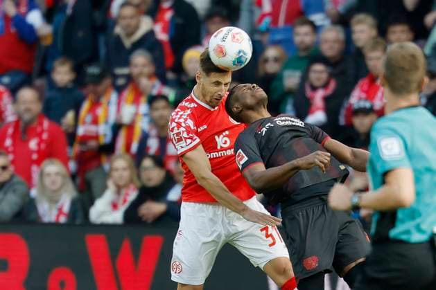 f l Dominik Kohr 1 FSV Mainz 05, 31 and Christian Kofane Bayer 04 Leverkusen, 35 18 10 2025, Football, Bundesliga, 1 FSV Mainz 05 Bayer 04 Leverkusen, GER, Mainz, MEWA ARENA, DFL REGULATES PROHIBIT ANY USE OF PHOTOGRAPHS AS IMAGE SEQUENCES AND OR QUASI VIDEO Copyright: HMBxMedia xHeikoxBecker
