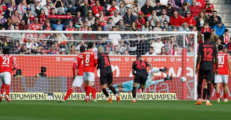 Alejandro Grimaldo Bayer 04 Leverkusen, 20 hidden Goal scored, scored the goal to 1 0, celebrate the goal per penalty kick, penalty kick, penalty, penalty kick, 18 10 2025, Football, Bundesliga, 1 FSV Mainz 05 Bayer 04 Leverkusen, GER, Mainz, MEWA ARENA, DFL REGULATIONS PROHIBIT ANY USE OF PHOTOGRAPHS AS IMAGE SEQUENCES AND OR QUASI VIDEO Copyright: HMBxMedia xHeikoxBecker