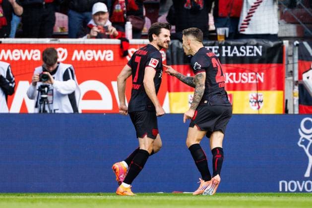 Alejandro Grimaldo Bayer 04 Leverkusen celebrates the goal to 0 1 with Jonas Hofmann Bayer 04 Leverkusen , FSV Mainz 05 vs Bayer 04 Leverkusen, Football, 1 Bundesliga, Matchday 7, Season 2025 2026, 18 10 2025 DFB regulations prohibit any use of photographs as image sequences and or quasi video FSV Mainz 05 vs Bayer 04 Leverkusen, Football, 1 Bundesliga, Matchday 7, Season 2025 2026, 18 10 2025 Copyright: xEibner-Pressefoto AlexanderxNeisx EP_ANS