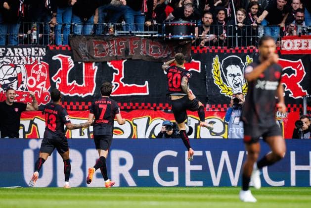 Alejandro Grimaldo Bayer 04 Leverkusen celebrates the goal to 0 1 in front of the fans, FSV Mainz 05 vs Bayer 04 Leverkusen, Football, 1 Bundesliga, Matchday 7, Season 2025 2026, 18 10 2025 DFB regulations prohibit any use of photographs as image sequences and or quasi video FSV Mainz 05 vs Bayer 04 Leverkusen, Football, 1 Bundesliga, Matchday 7, Season 2025 2026, 18 10 2025 Copyright: xEibner-Pressefoto AlexanderxNeisx EP_ANS