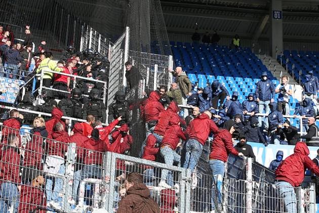 18 10 2025, xrekx, Soccer 2 Bundesliga, Karlsruher SC 1 FC Kaiserslautern v l riots, rioting, provocation, brawl, police, FCK and KSC fans after the match DFL DFB REGULATIONS PROHIBIT ANY USE OF PHOTOGRAPHS as IMAGE SEQUENCES and or QUASI VIDEO Karlsruhe