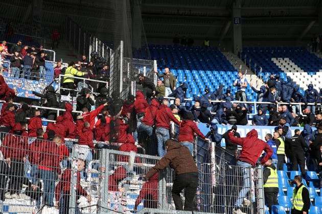 18 10 2025, xrekx, Soccer 2 Bundesliga, Karlsruher SC 1 FC Kaiserslautern v l riots, rioting, provocation, brawl, police, FCK and KSC fans after the match DFL DFB REGULATIONS PROHIBIT ANY USE OF PHOTOGRAPHS as IMAGE SEQUENCES and or QUASI VIDEO Karlsruhe