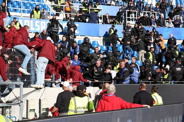 18 10 2025, xrekx, Soccer 2 Bundesliga, Karlsruher SC 1 FC Kaiserslautern v l riots, rioting, provocation, brawl, police, FCK and KSC fans after the match DFL DFB REGULATIONS PROHIBIT ANY USE OF PHOTOGRAPHS as IMAGE SEQUENCES and or QUASI VIDEO Karlsruhe