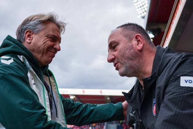 Head coach Ole Werner SV Werder Bremen , left, and head coach Frank Schmidt 1FC Heidenheim 1846 greet each other before the match, 1 FC Heidenheim 1846 vs SV Werder Bremen, DFL, Bundesliga, Saison 2025 2026, Voith Arena, Hinrunde, 7 Spieltag, 18 10 2025 DFB regulations prohibit any use of photographs as image sequences and or quasi video Heidenheim Baden Wuerttemberg Germany Copyright: xkolbert-press MartinxAgüerax