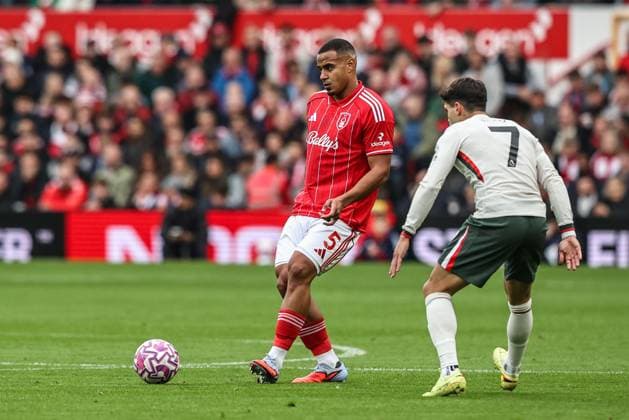 Premier League Nottingham Forest v Chelsea Murillo of Nottingham Forest passes the ball during the Premier League match Nottingham Forest vs Chelsea at City Ground, Nottingham, United Kingdom, 18th October 2025 (Photo by Alfie Cosgrove News Images) Nottingham City Ground Nottinghamshire United Kingdom Copyright: xAlfiexCosgrove NewsxImagesx