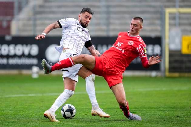 v li Pascal Testroet SVS, 37 steps over the ball, Philipp Schulz Mainz II, 4 , duel, duel, tackle, tackling, dynamics, action, action, in the penalty area, penalty area scene, 18 10 2025, Sandhausen Germany , Football, Regionalliga Südwest, SV Sandhausen 1 FSV Mainz 05 II xozx