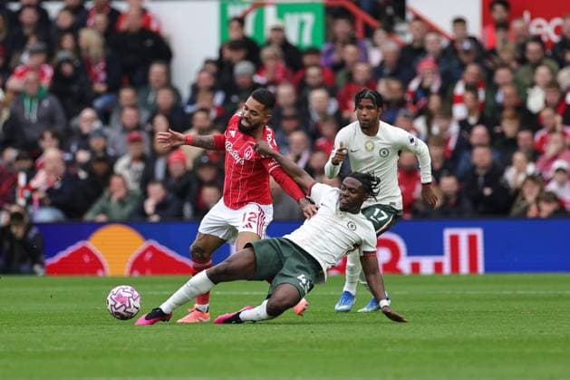 NOTTINGHAM, ENGLAND - OCTOBER 18: Romeo Lavia of Chelsea challenges Douglas Luiz Nottingham Forest during the Premier League match between Nottingham Forest and Chelsea at City Ground on October 18, 2025 in Nottingham, England. (Photo by James Holyoak) SPO 