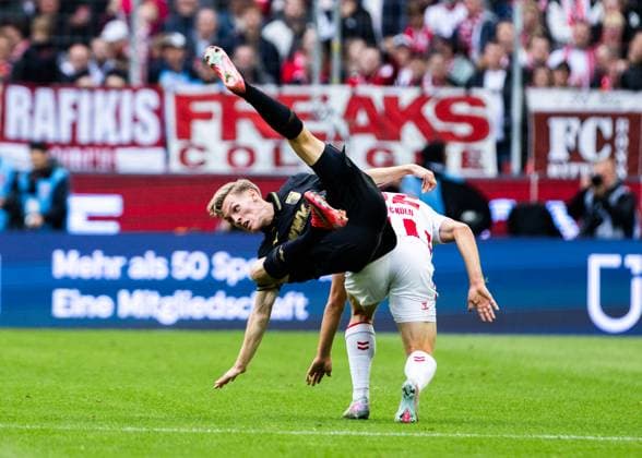 Cologne, RheinEnergieStadion, 18 10 2025 Anton Kade of Augsburg challenges Marius Buelter of Koeln during the 1 Bundesliga match 1 FC Köln vs FC Augsburg