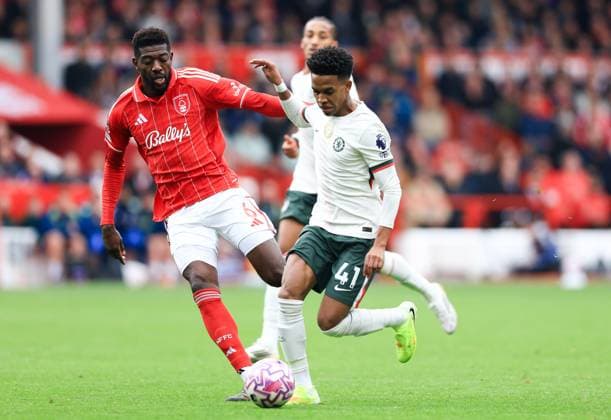 Nottingham, England, 18th October 2025. Estevao of Chelsea ris challenged by Ibrahim Sangare of Nottingham Forest during the Nottingham Forest vs Chelsea Premier League match at the City Ground, Nottingham. Picture credit should read: Jessica Hornby Sportimage EDITORIAL USE ONLY. No use with unauthorised audio, video, data, fixture lists, club league logos or live services. Online in-match use limited to 120 images, no video emulation. No use in betting, games or single club league player publications. SPI_076_JH_Forest_Chelsea SPI-4217-0076