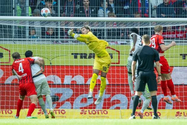 Tim Siersleben FC Heidenheim, 04 , Goalkeeper Mio Backhaus SV Werder Bremen, 30 , Yukinari Sugawara SV Werder Bremen, 03 , Mikkel Kaufmann FC Heidenheim, 29 , GER, 1 FC Heidenheim vs Werder Bremen, Football, Bundesliga, Matchday 7, Matchday 2025 2026, 18 10 2025, DFL DFB REGULATES PROHIBIT ANY USE OF PHOTOGRAPHS AS IMAGE SEQUENCES AND OR QUASI VIDEO, GER, 1 FC Heidenheim vs Werder Bremen, Football, Bundesliga, Matchday 7, Matchday 2025 2026, 18 10 2025 Heidenheim Copyright: xEibner-Pressefotox EP_EER